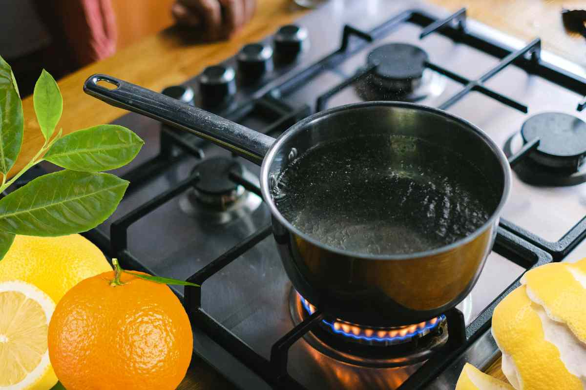 pentolino che bolle e agrumi