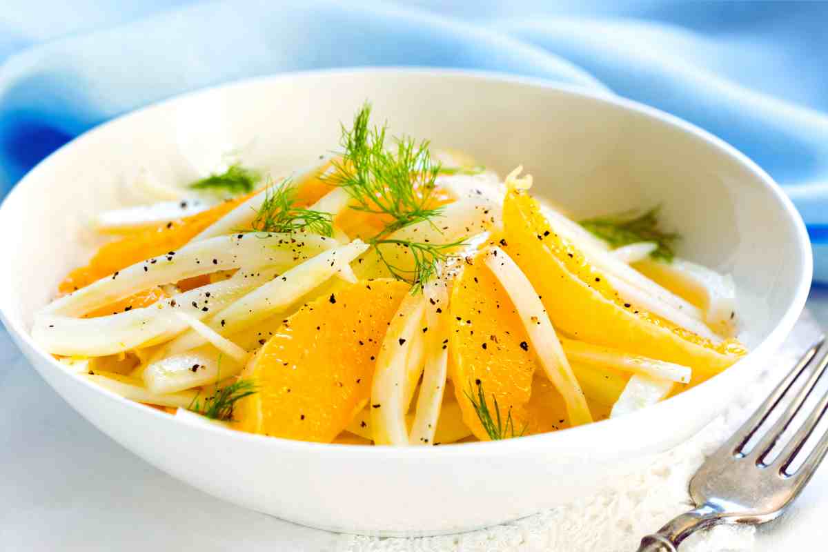 finocchi e arance su un piatto da contorno