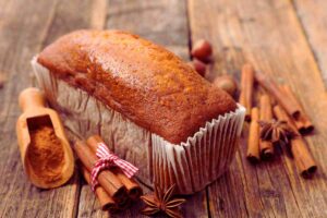 torta pan di spezie nello stampo plumcake con cannella intorno