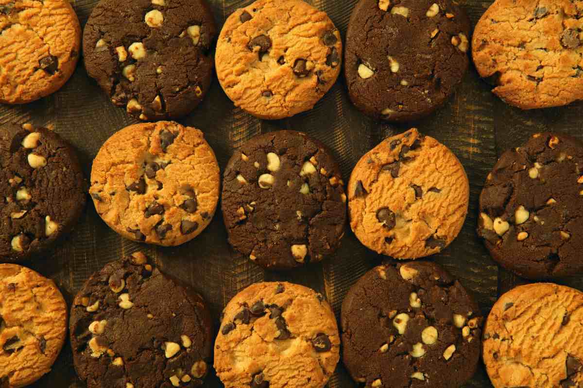 biscotti bianchi e neri con gocce di cioccolata