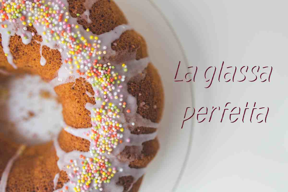 Ciambella rotonda con granella e glassa su un piatto trasparente