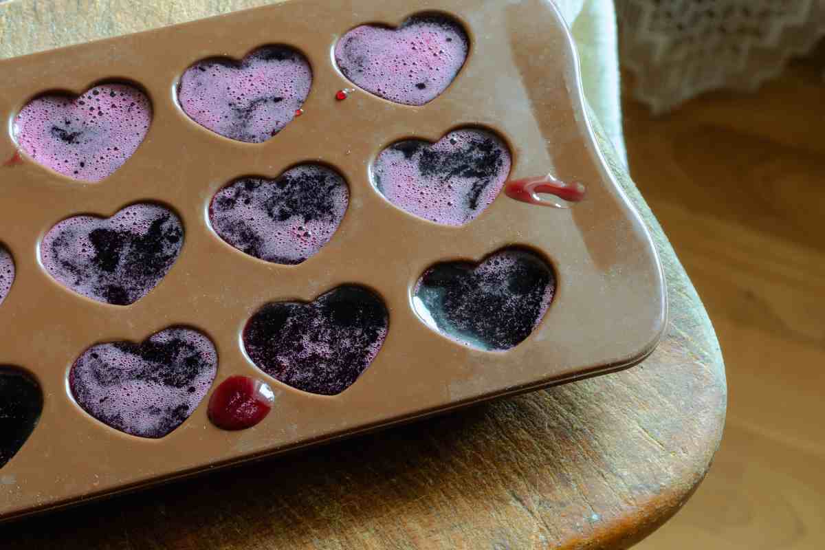 stampo in silicone a forma di cuore contenente dolce