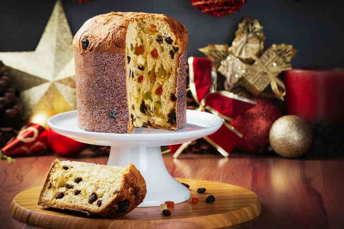 panettone su un'alzatina contornato da decorazioni natalizie