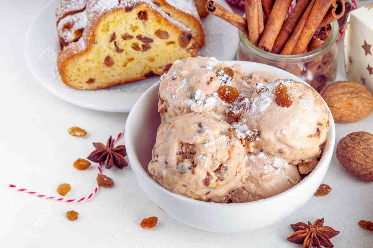 coppa di gelato vicino alla cannella ed a fette di panettone